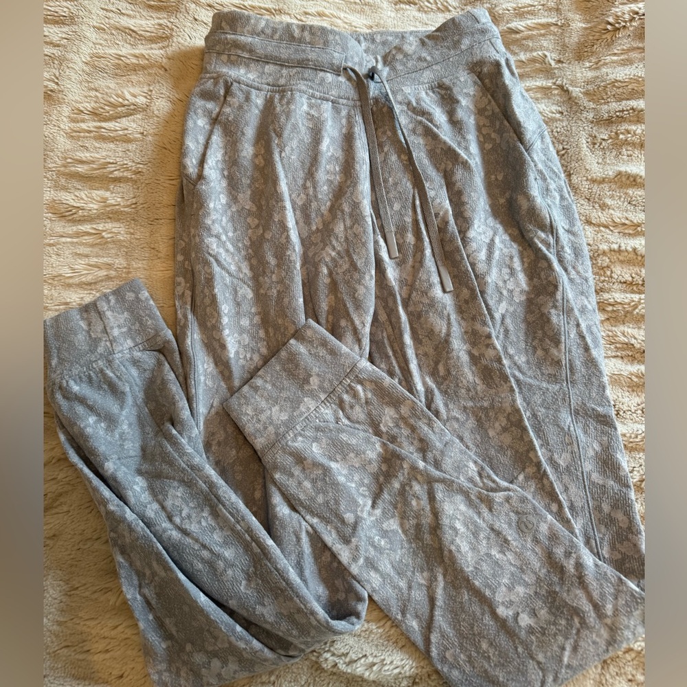 Women's Lululemon Gray Patterned Jogger Sweatpants